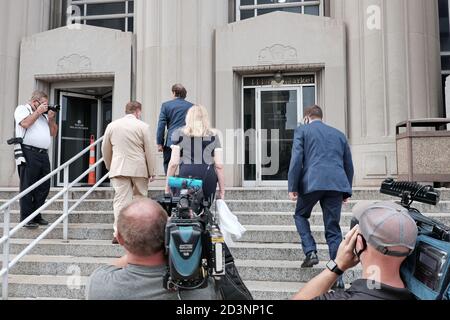 Mark e Patricia McCloskey arrivano al tribunale nel centro di St. Louis, Missouri, con il loro avvocato Joel Schwartz per fare la loro prima apparizione in tribunale dopo essere stato accusato il mese scorso con armi di ramificazione ai dimostranti durante una protesta Black Lives Matter al di fuori del loro palazzo nel mese di giugno. Le audizioni sono state rinviate al 6 ottobre, quando i loro casi saranno ascoltati da una grande giuria di St.Louis. Foto Stock