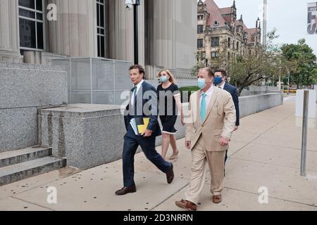 Mark e Patricia McCloskey arrivano al tribunale nel centro di St. Louis, Missouri, con il loro avvocato Joel Schwartz per fare la loro prima apparizione in tribunale dopo essere stato accusato il mese scorso con armi di ramificazione ai dimostranti durante una protesta Black Lives Matter al di fuori del loro palazzo nel mese di giugno. Le audizioni sono state rinviate al 6 ottobre, quando i loro casi saranno ascoltati da una grande giuria di St.Louis. Foto Stock