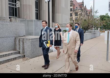 Mark e Patricia McCloskey arrivano al tribunale nel centro di St. Louis, Missouri, con il loro avvocato Joel Schwartz per fare la loro prima apparizione in tribunale dopo essere stato accusato il mese scorso con armi di ramificazione ai dimostranti durante una protesta Black Lives Matter al di fuori del loro palazzo nel mese di giugno. Le audizioni sono state rinviate al 6 ottobre, quando i loro casi saranno ascoltati da una grande giuria di St.Louis. Foto Stock