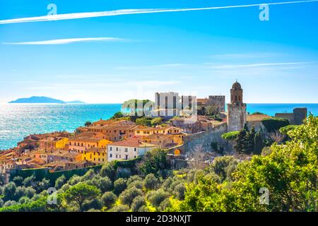 Castiglione della Pescaia, centro storico e mare sullo sfondo. Maremma, Toscana, Italia Europa Foto Stock