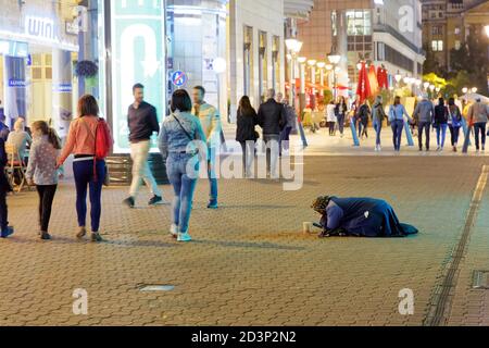 Strada mendicante essere ignorato a Budapest Foto Stock