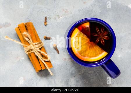 Vista dall'alto VIN brulé e spezie su sfondo grigio. Foto Stock