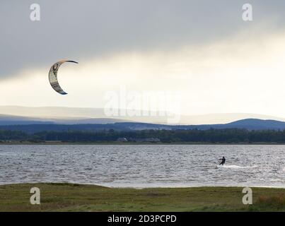 Findhorn Bay, Moray, Regno Unito. 8 Ott 2020. REGNO UNITO. Questo è un Kitesurfer in azione all'interno della baia di Findhorn durante l'alta marea in un freddo pomeriggio di ottobre con la città di Forres sullo sfondo. Credit: JASPERIMAGE/Alamy Live News Foto Stock