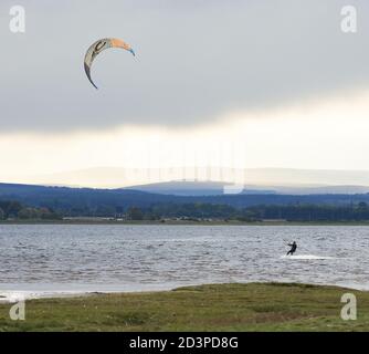 Findhorn Bay, Moray, Regno Unito. 8 Ott 2020. REGNO UNITO. Questo è un Kitesurfer in azione all'interno della baia di Findhorn durante l'alta marea in un freddo pomeriggio di ottobre con la città di Forres sullo sfondo. Credit: JASPERIMAGE/Alamy Live News Foto Stock