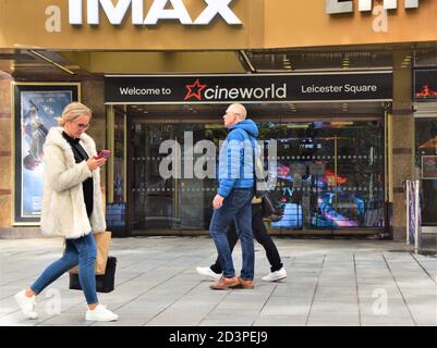 Vista delle persone che camminano oltre il Cineworld Empire Cinema in Leicester Square, Londra Foto Stock