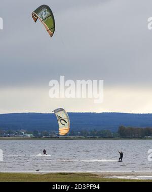 Findhorn Bay, Moray, Regno Unito. 8 Ott 2020. REGNO UNITO. Questo è un Kitesurfer in azione all'interno della baia di Findhorn durante l'alta marea in un freddo pomeriggio di ottobre con la città di Forres sullo sfondo. Credit: JASPERIMAGE/Alamy Live News Foto Stock