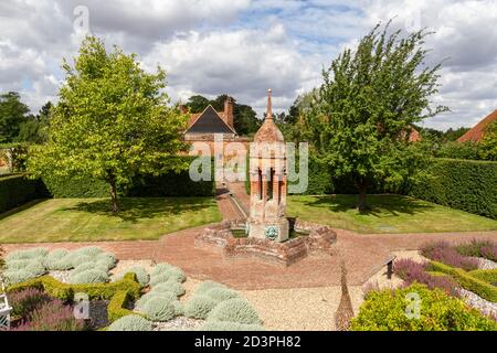 Vista generale del giardino cinto da mura di Tudor, Cessing Temple Barns, Essex, UK. Foto Stock
