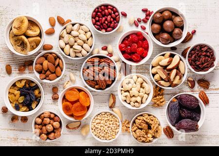 Assortimento di frutta secca e frutta secca, vista dall'alto. Foto Stock