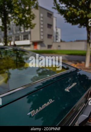 Un verde Maserati oldtimer parcheggiato di fronte al sito Bauhaus a Dessau, Sachsen Anhalt Foto Stock