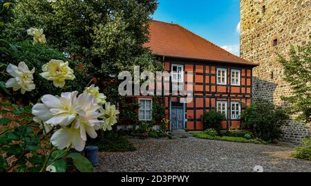 Una piccola casa a graticcio in una serata estiva a Nauen, Brandeburgo Foto Stock