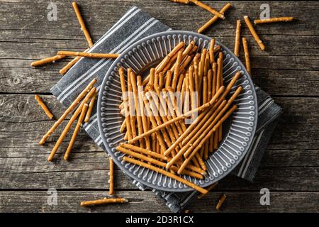 Bastoncini salati. Pretzel croccanti sul piatto. Vista dall'alto. Foto Stock