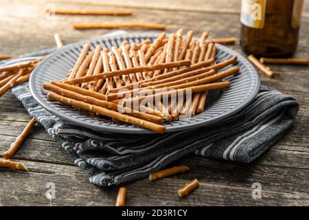 Bastoncini salati. Pretzel croccanti sul piatto. Foto Stock