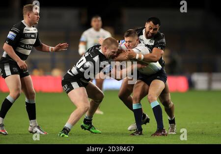 Il Jack Walker di Leeds Rhinos (al centro) è affrontato da Brad Fash (a sinistra) e Ligi Sao del Hull FC durante la partita della Betfred Super League allo Emerald Headingley Stadium di Leeds. Foto Stock