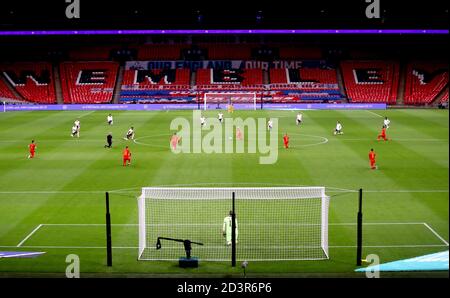 I giocatori prendono un ginocchio a sostegno del movimento Black Lives Matter prima dell'inizio della partita internazionale amichevole al Wembley Stadium, Londra. Foto Stock