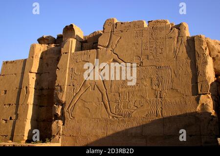 Il Tempio di Karnak è il secondo tempio più grande dell'antico Egitto e un vecchio centro religioso. Si trova sulle rive del Nilo a Luxor. Foto Stock