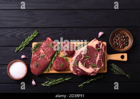 Set di bistecca di manzo crudo con spezie e sale. Filetto mignon, ribeye e striploin Foto Stock