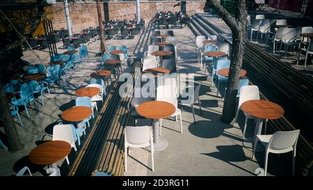 Impatto coronavirus, ristorante vuoto e tavoli da caffetteria. Foto Stock