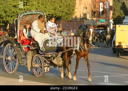 Nelle strade della città di Luxor, il ritmo della vita è calmo. Un autista di cavalli trasporta i turisti. Foto Stock