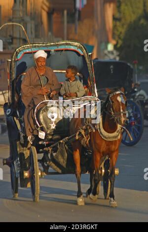 Nelle strade della città di Luxor, il ritmo della vita è calmo Foto Stock