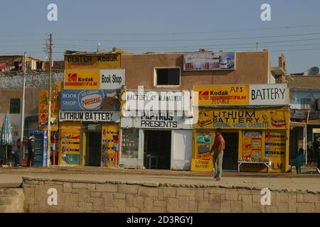 Nelle strade della città di Luxor, il ritmo della vita è calmo Foto Stock