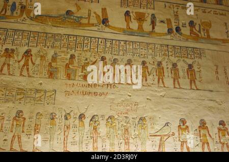 Dipinti antichi murales all'interno della Tomba di Ramses IV, nella Valle dei Re Foto Stock