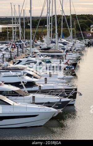 barche a motore e motovarelle nel porto turistico di lymington in hampshire, regno unito Foto Stock