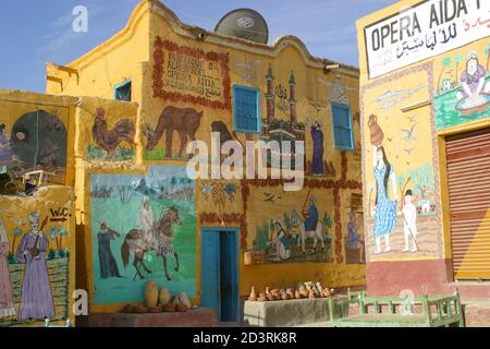 Muraglia di casa dipinta con colori luminosi nel villaggio di Qurna presso la fabbrica e negozio di alabastro. Luxor West Bank. Foto Stock
