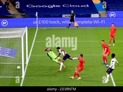 Il portiere del Galles Wayne Hennessey (a sinistra) non riesce a fermare Dominic Calvert-Lewin dell'Inghilterra dal segnare i suoi lati il primo gol della partita durante la partita internazionale amichevole al Wembley Stadium, Londra. Foto Stock