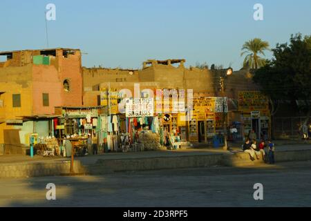 Vita e commercio in una strada vicino al Tempio di Luxor Foto Stock