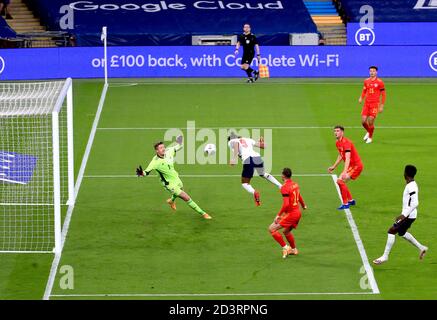 Il portiere del Galles Wayne Hennessey (a sinistra) non riesce a fermare Dominic Calvert-Lewin dell'Inghilterra dal segnare i suoi lati il primo gol della partita durante la partita internazionale amichevole al Wembley Stadium, Londra. Foto Stock