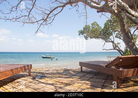 Paradiso tropicale resort in Mozambico sulla costa dell'Oceano Indiano, perfetta vista sull'oceano dalle sedie a sdraio Foto Stock