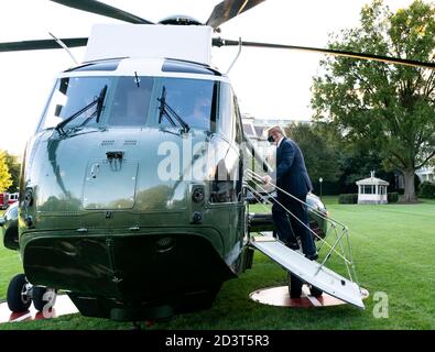 Il presidente degli Stati Uniti Donald Trump, a bordo di un elicottero Marine One per viaggiare al Walter Reed National Military Medical Center dopo essere stato testato positivo per COVID-19 sul South Lawn of the White House il 2 ottobre 2020 a Washington, DC. Foto Stock