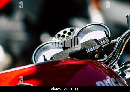 Closeup di una motocicletta che rotola per le strade del centro della città dell'area metropolitana Foto Stock