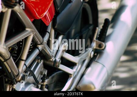 Closeup di una motocicletta che rotola per le strade del centro della città dell'area metropolitana Foto Stock