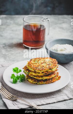 Zucchine frittelle di Parmigiano con dip Foto Stock