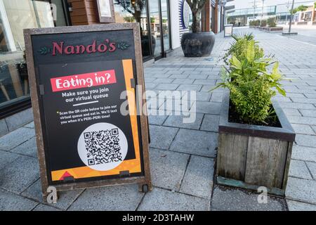 Un codice QR o un codice a barre a matrice fuori dal ristorante di Nando da scansionare con un'app per telefoni cellulari per entrare nella coda virtuale, Regno Unito, ottobre 2020 Foto Stock