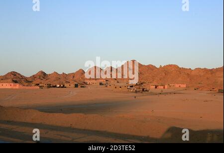 Un momento di crepuscolo nel deserto montuoso del Sinai Foto Stock