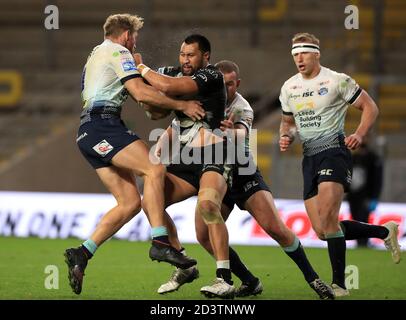 Hull FC Ligi Sao (centro) è affrontato da Leeds Rhinos' Matt Prior (a sinistra) durante la partita Betfred Super League allo Emerald Headingley Stadium di Leeds. Foto Stock