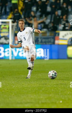 Sarajevo, Bosnia-Erzegovina. 8 ottobre 2020. Irlanda del Nord Jonny Evans controlla la palla durante la partita di qualificazione Euro 2020 Bosnia-Erzegovina e Irlanda del Nord a Sarajevo, Bosnia-Erzegovina, 8 ottobre 2020. Allo stadio Grbavica, Sarajevo. Credit: Amel Emric/Alamy Live News Foto Stock