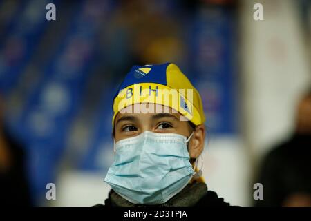 Sarajevo, Bosnia-Erzegovina. 8 ottobre 2020. Uomo bosniaco che guarda una partita durante la partita di qualificazione Euro 2020 Bosnia-Erzegovina e Irlanda del Nord a Sarajevo, Bosnia-Erzegovina, 8 ottobre 2020. Allo stadio Grbavica, Sarajevo. Credit: Amel Emric/Alamy Live News Foto Stock