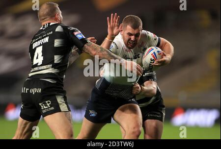 Cameron Smith (al centro) di Leeds Rhinos e Josh Griffin (a sinistra) del Hull FC in azione durante la partita della Betfred Super League allo Emerald Headingley Stadium di Leeds. Foto Stock