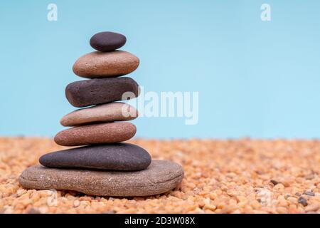 Pila di ciottoli in uno stato instabile. Una piramide fatta di pietre piatte. Foto Stock