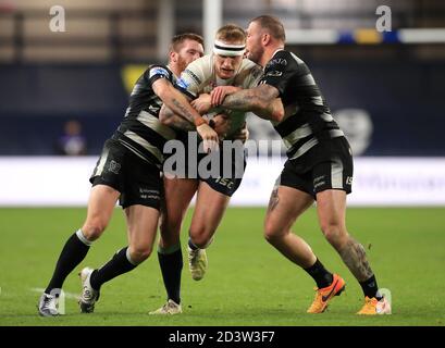 Il Mikolaj Oledzki di Leeds Rhinos (al centro) è affrontato da Marc Sneyd (a sinistra) e Josh Griffin del Hull FC durante la partita della Betfred Super League allo Emerald Headingley Stadium di Leeds. Foto Stock