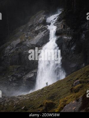 Austria alpe cascata Krimmler persona in piedi Foto Stock