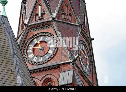 Closeup di un orologio su una torre della chiesa ad Amburgo, Germania. Foto Stock