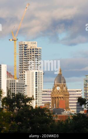 L'edificio piu' alto dello Yorkshire, 'Altus House' in costruzione e la torre dell'orologio del Municipio di Leeds nel centro citta' di Leeds. Foto Stock