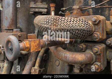 tubi su un motore industriale storico Foto Stock