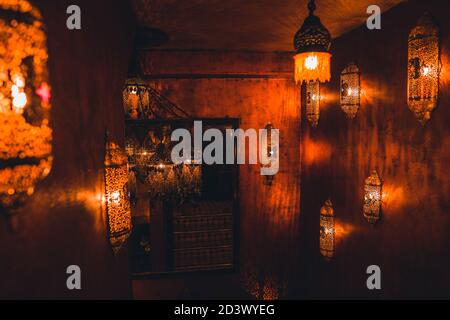 LONDRA, REGNO UNITO - 4 GIUGNO 2019. Interno ingresso ristorante in stile arabo con lanterna araba ornamentale con candele brucianti Foto Stock