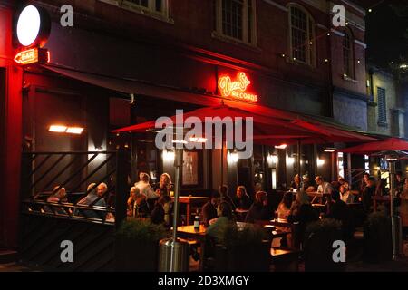 Clapham, Londra, Regno Unito, 8 ottobre 2020: I ristoranti all'aperto rimangono popolari a Londra nonostante l'aumento dei tassi di coronavirus nella capitale. Sulla strada pedonale Venn Street a Clapham i tavoli erano impacchettati e la gente passò per la loro strada verso l'ultima notte del cinema Picturehouse, parte della catena Cineworld, essendo aperto prima del mothballing fino a marzo 2021. Anna Watson/Alamy Live News Foto Stock