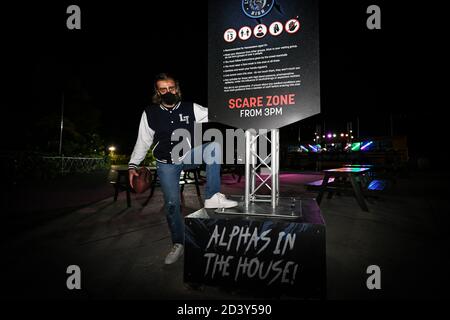 Londra, Regno Unito. Giovedì 8 ottobre 2020. Paura socialmente distanziata al festival delle notti di Fright di Thorpe Park, l'evento annuale di Halloween del parco a tema. Gli attori e i visitatori della paura sono tenuti a parte per la distanza sociale e le maschere sono indossate. Credit: Thomas Faull/Alamy Live News Foto Stock